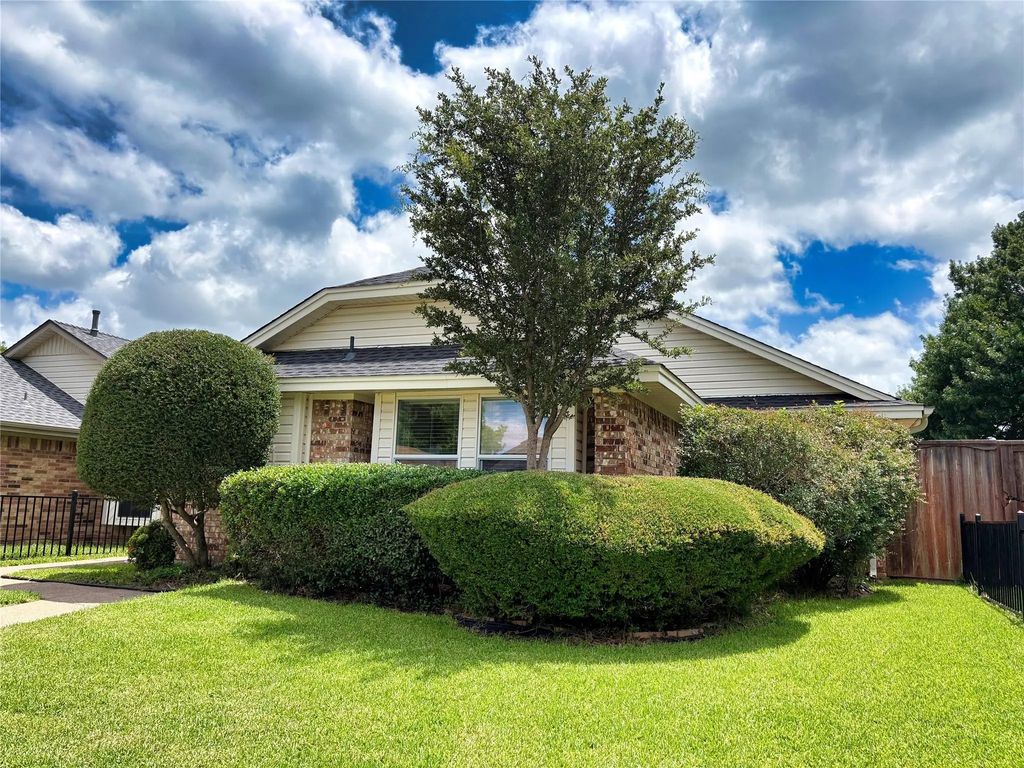 320 Crooked Lane, Mesquite