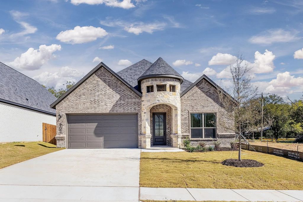 902 Boston Lane, River Oaks