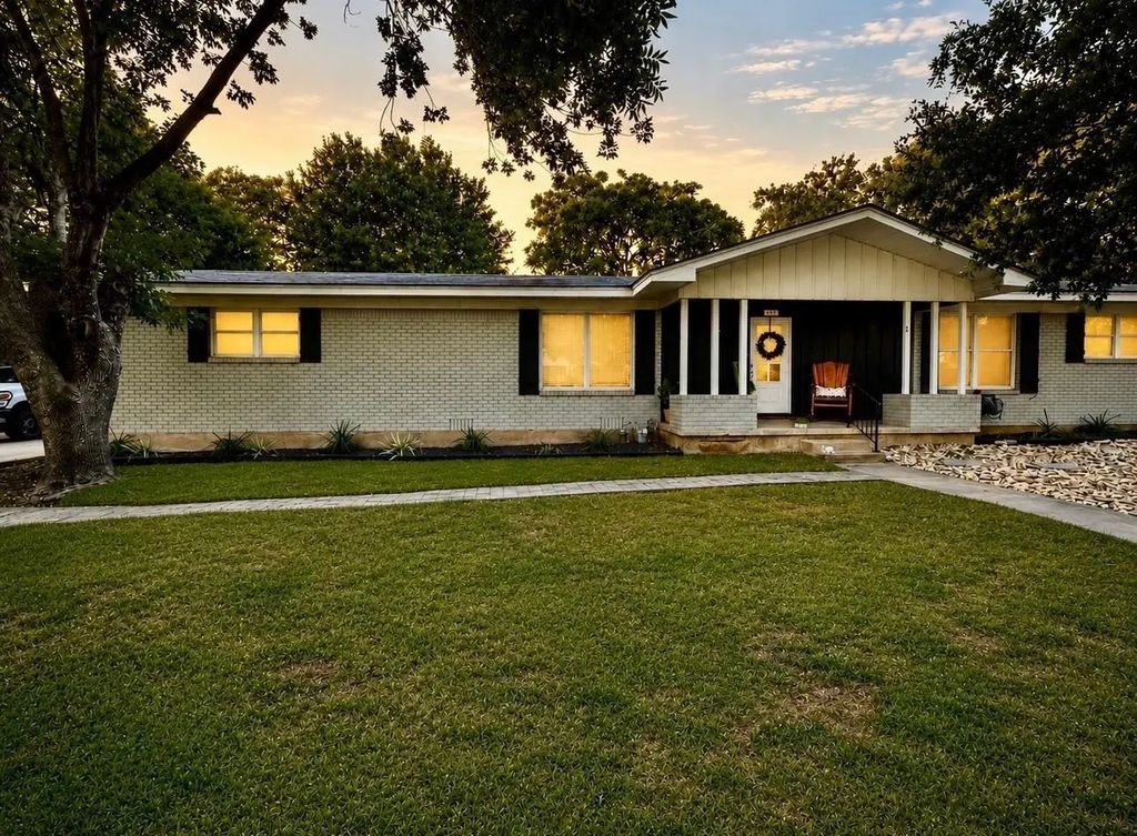 617 Cardinal Drive, Woodway