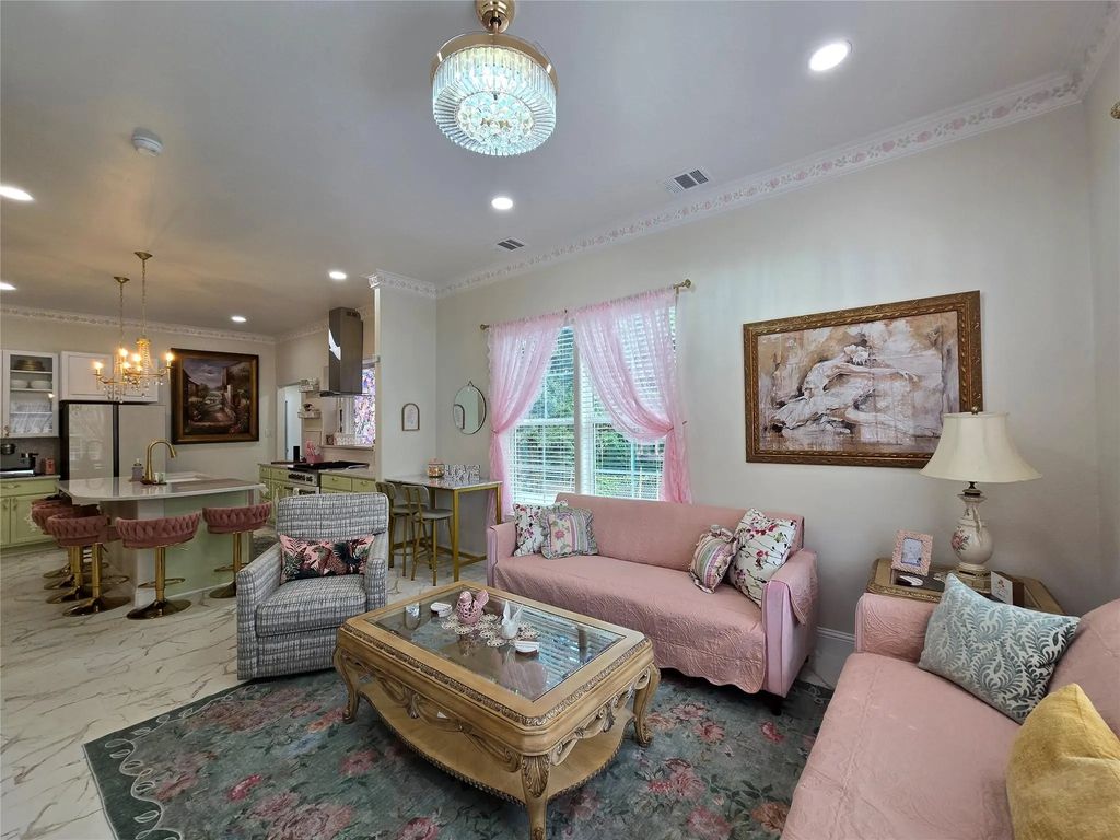 401 E Chestnut Street, Denison