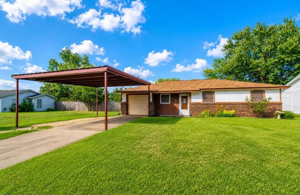 204 N Texas Street, Whitney
