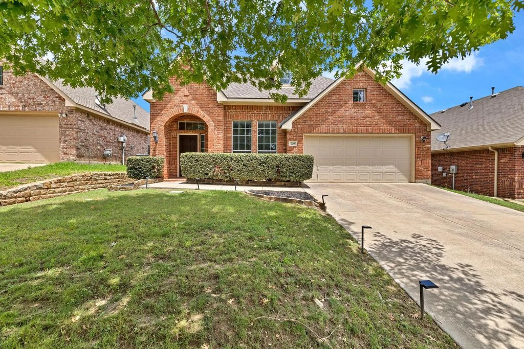 729 Red Elm Lane, Fort Worth