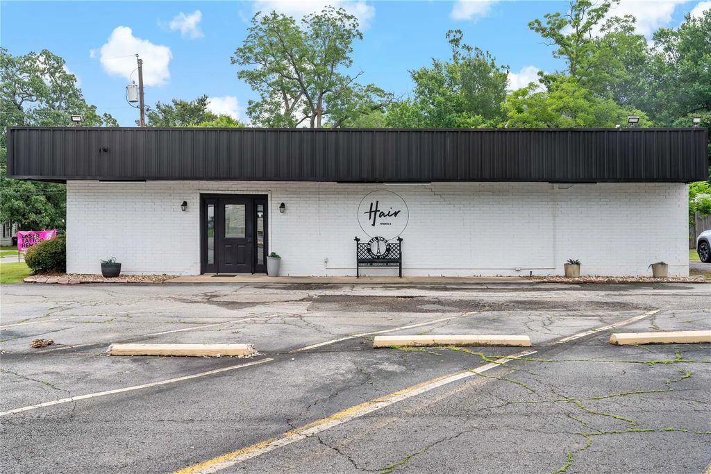 1850 Pine Bluff Street, Paris