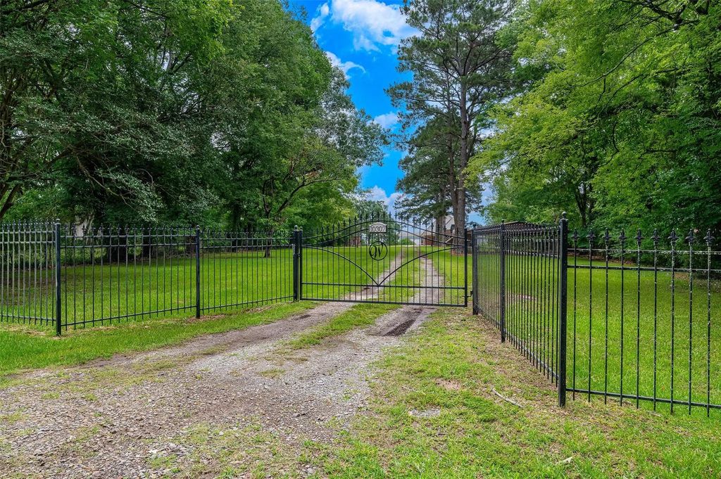 10307 Pirogue Road, Oil City