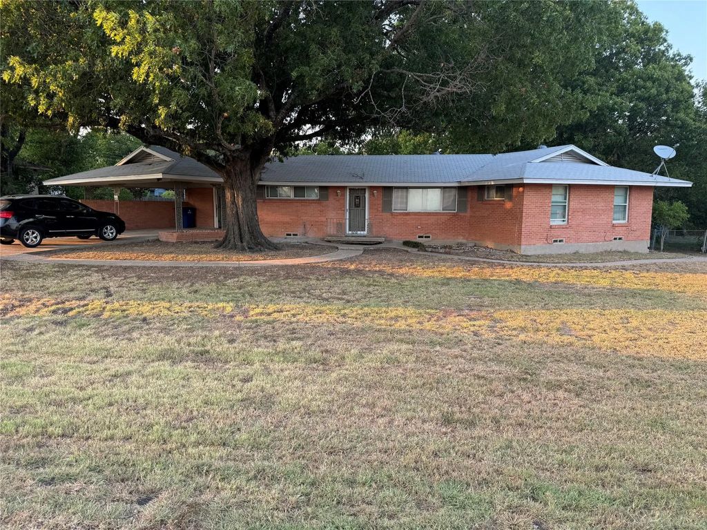 1406 Country Club Road, Ennis