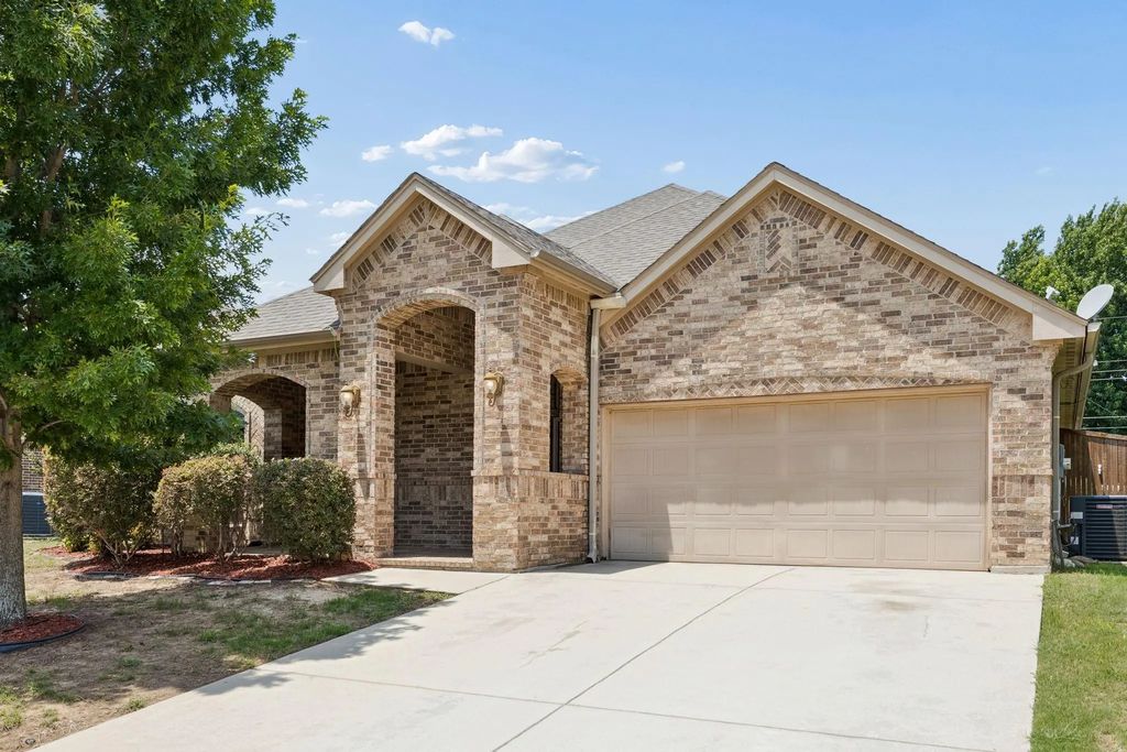 425 Corriente Trail, Azle
