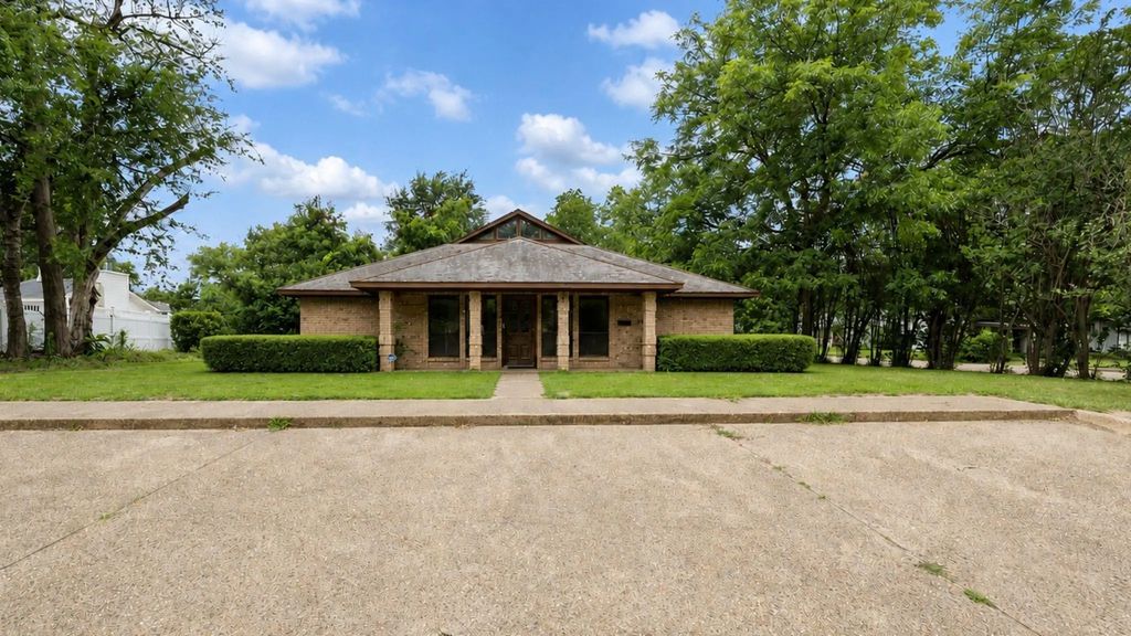 223 Graham Street, Mineola