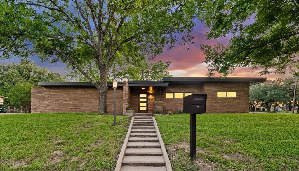 511 Sunset Street, Clifton
