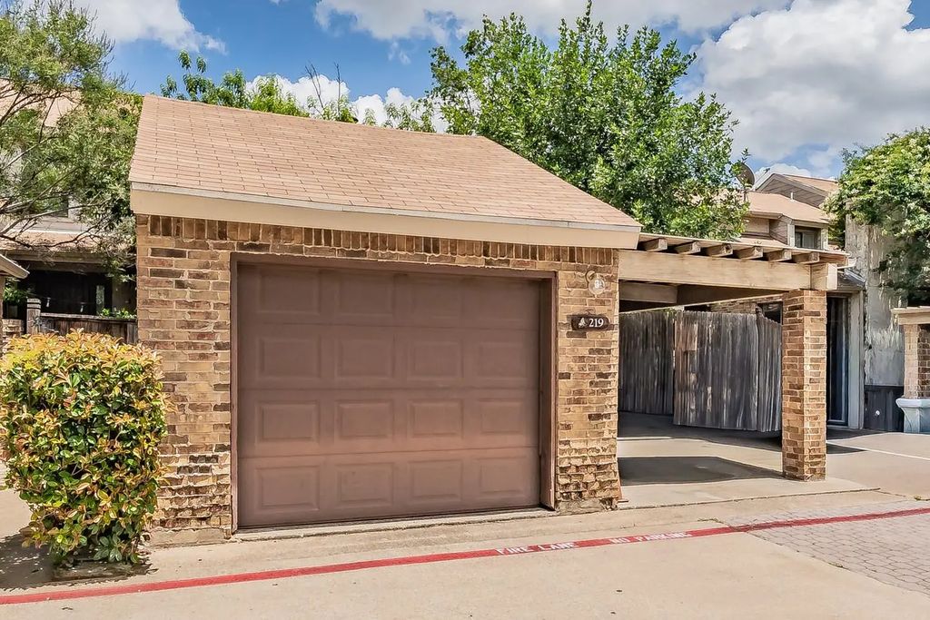 219 Shady Lane Drive, Fort Worth