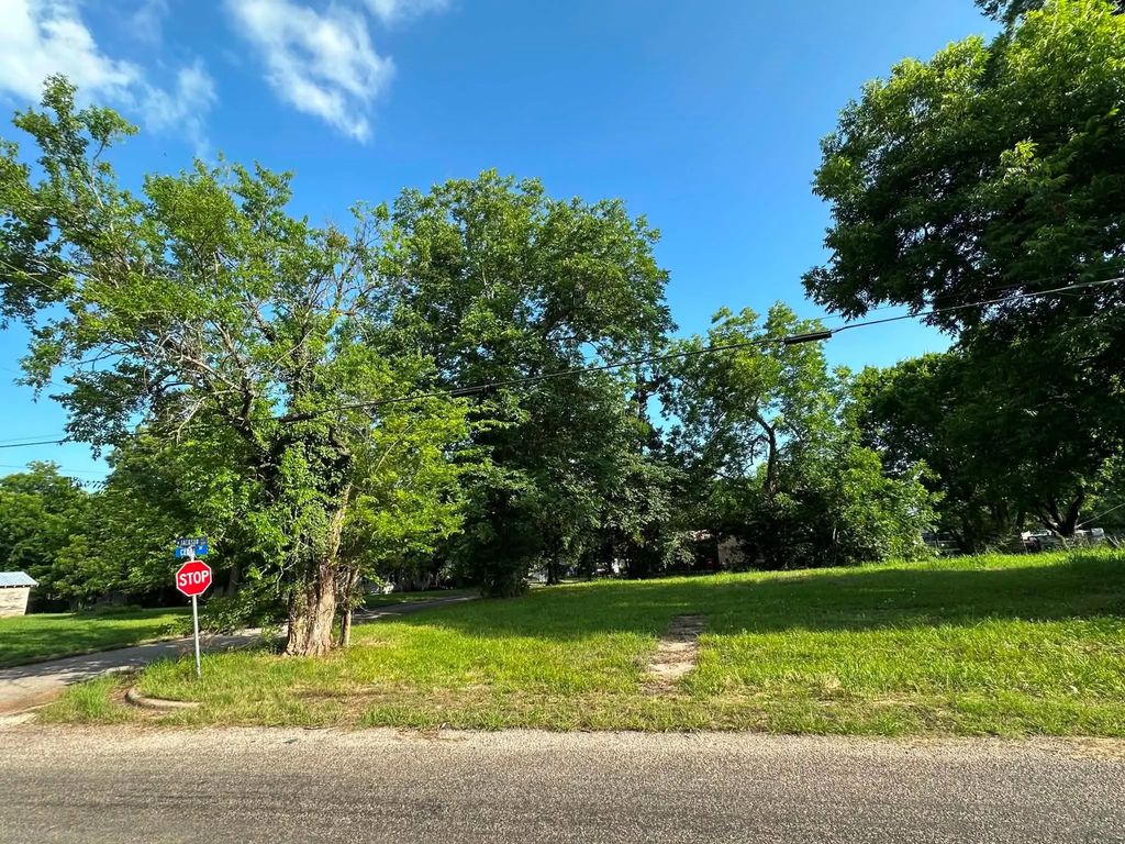 300 W Jackson Street, Clarksville