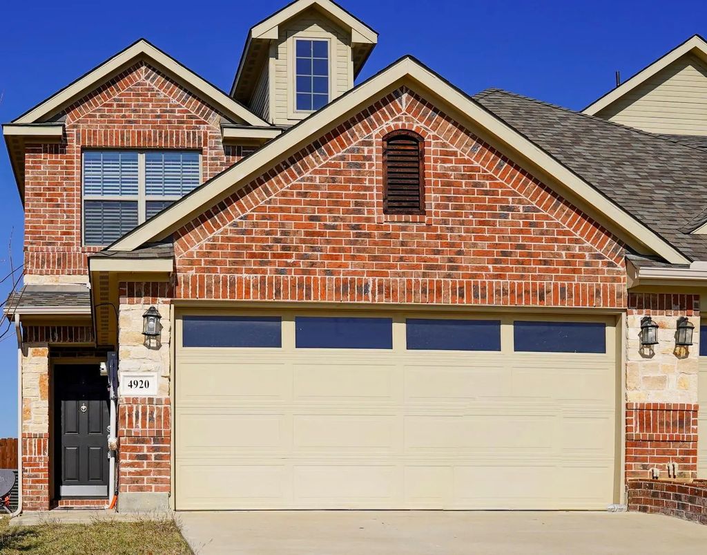 4920-4922 Villas Drive, Sanger