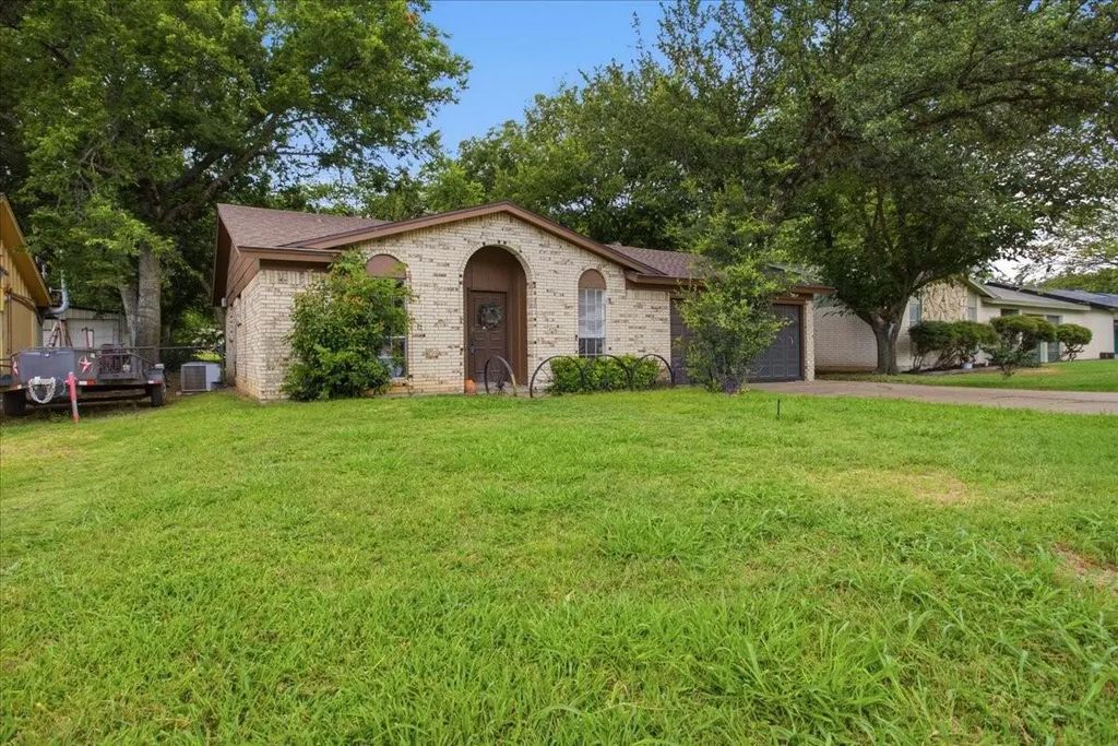 701 N Douglas Avenue, Cleburne