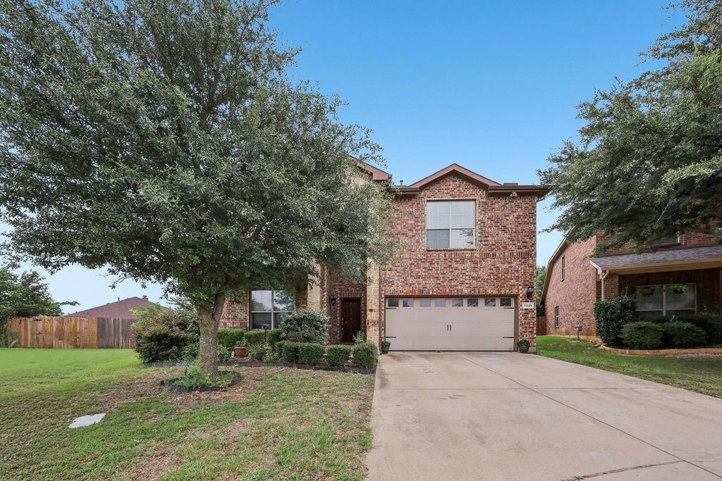 5220 Prestwick Drive, Arlington