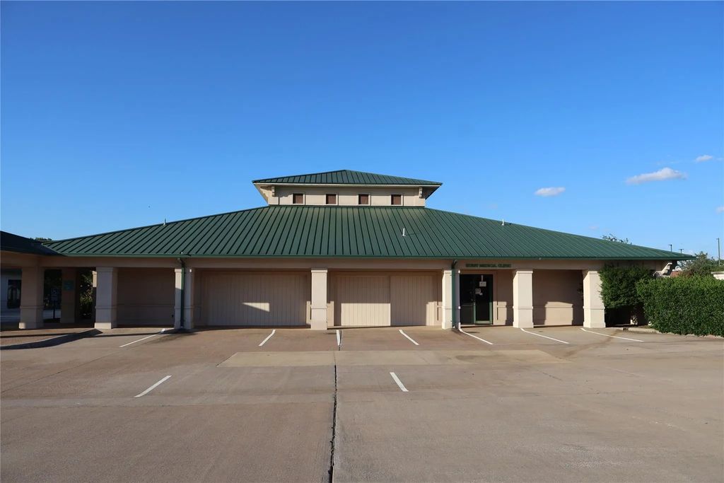 330 Grapevine Highway, Hurst