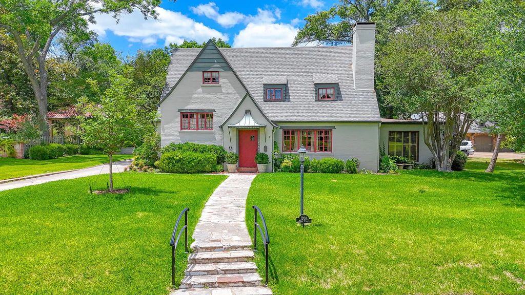 1208 Mills Place, Corsicana