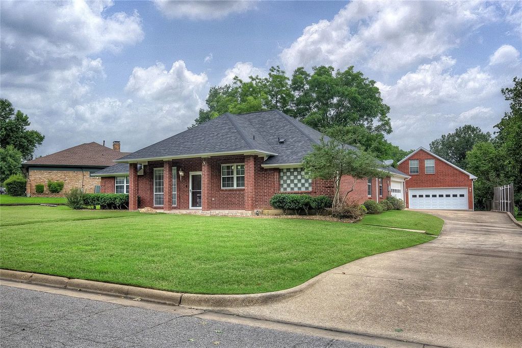 900 River Oaks Drive, Greenville
