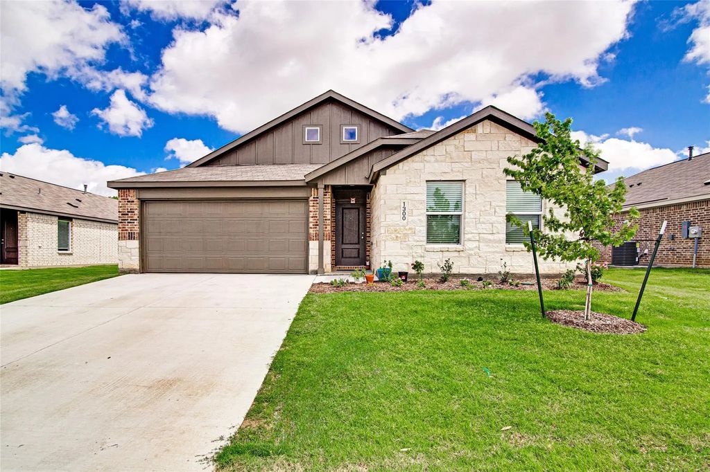 1300 Little Flock Drive, Fort Worth