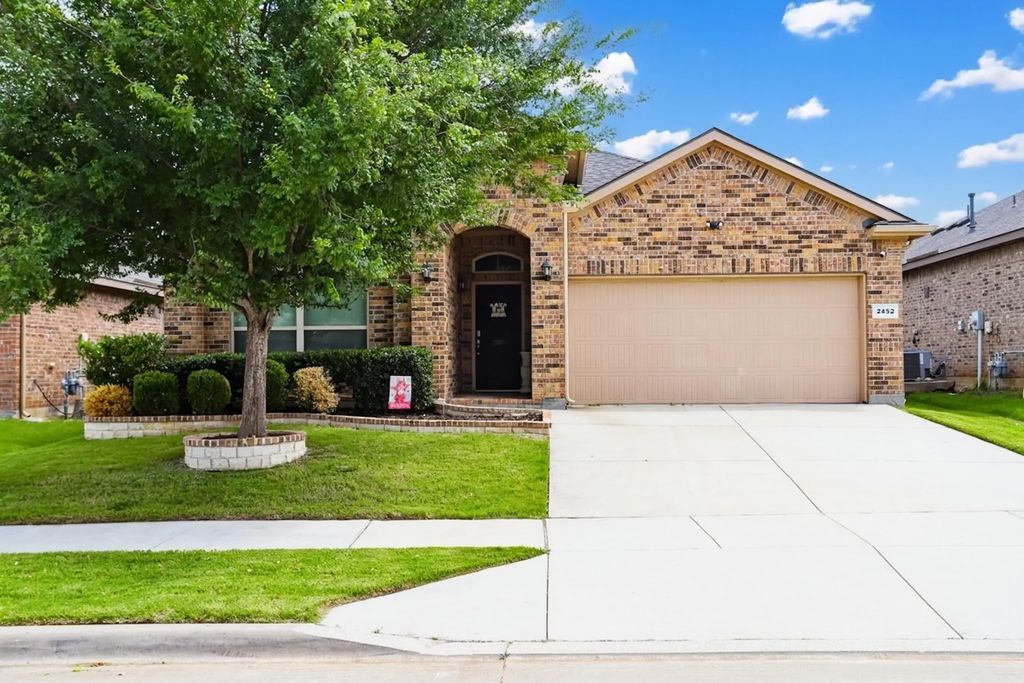 2452 Clay Creek Lane, Fort Worth