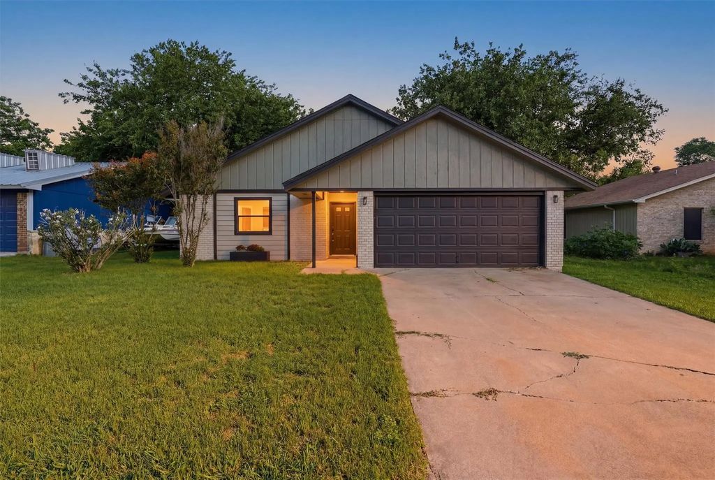 1727 W Doyle Street, Granbury