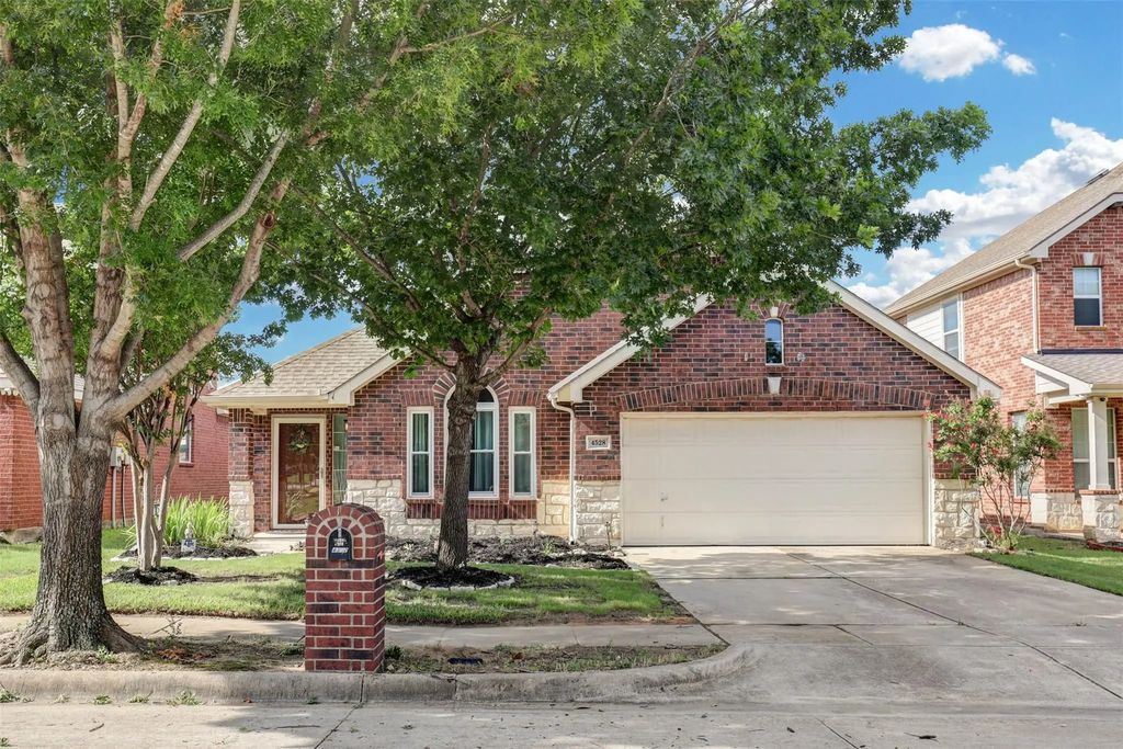 4528 Indian Rock Drive, Fort Worth