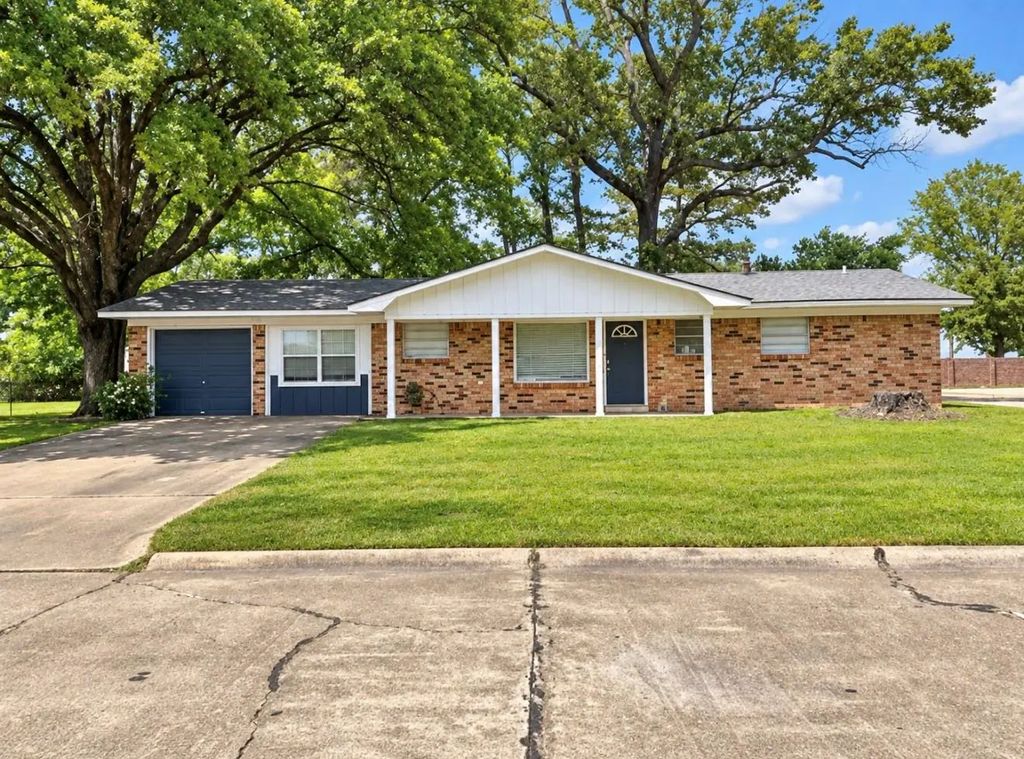1002 Champion Street, Texarkana