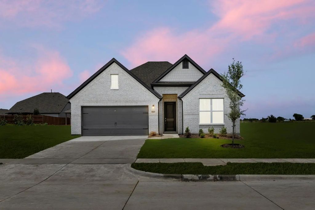 1821 Gleasondale Drive, Forney