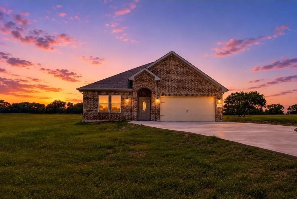 1948 County Road 1255, Savoy