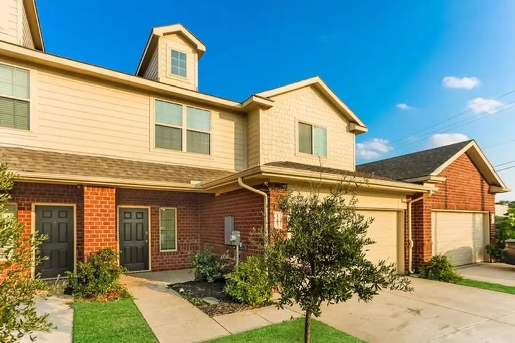 1203 Mallard Cove, Ennis