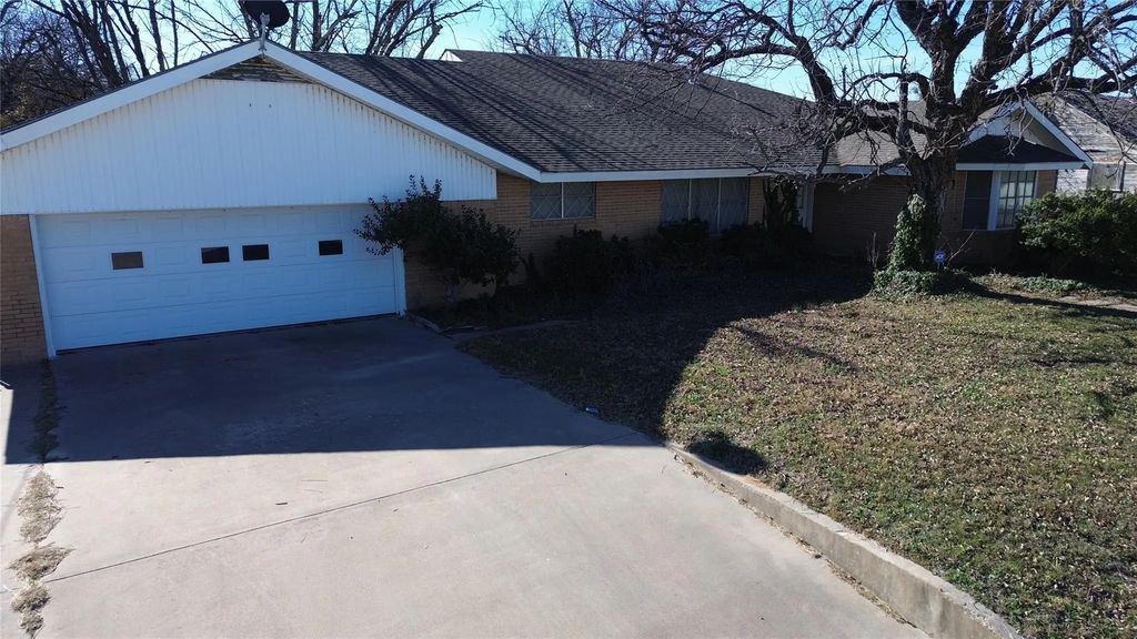 1306 E Central, Comanche