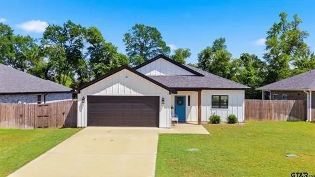 17018 Crossing Circle, Lindale