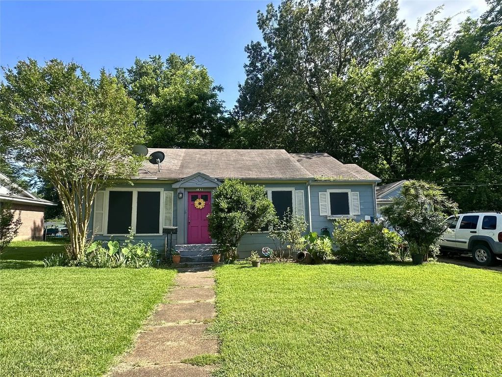 1832 E Polk, Paris