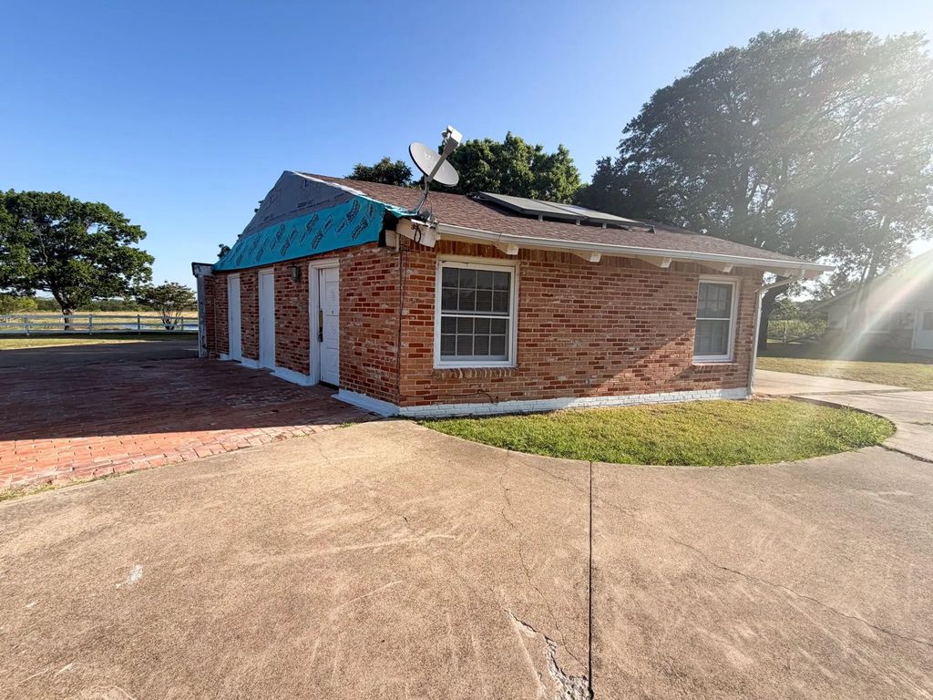 2200 Country Club Road A, Ennis