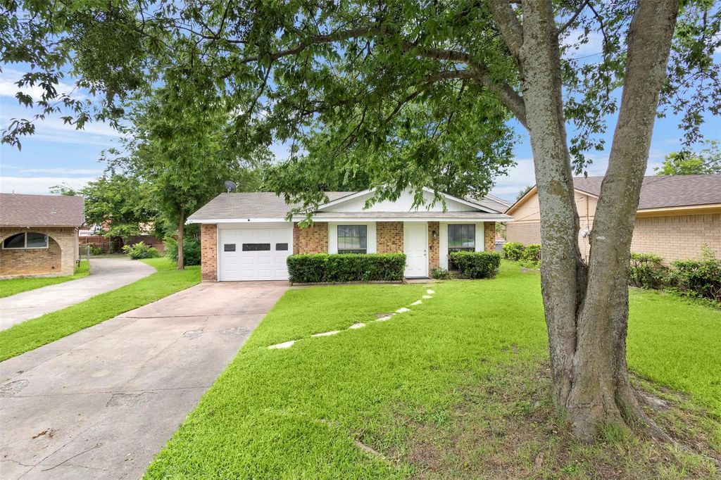 111 Alamo Street, Waxahachie