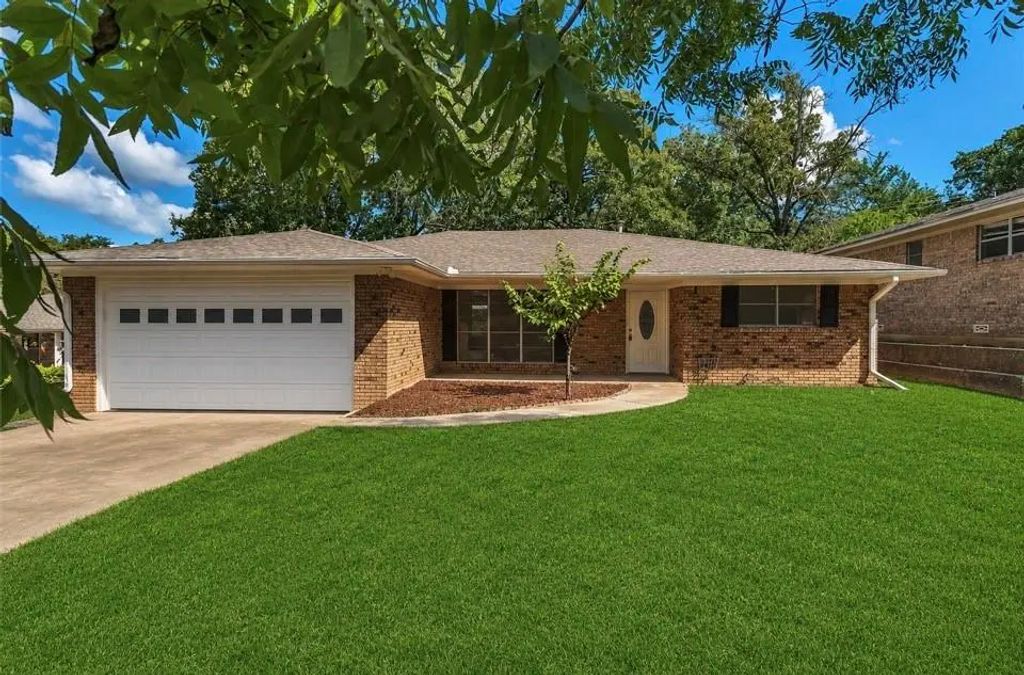 1335 Crestview Drive, Denison