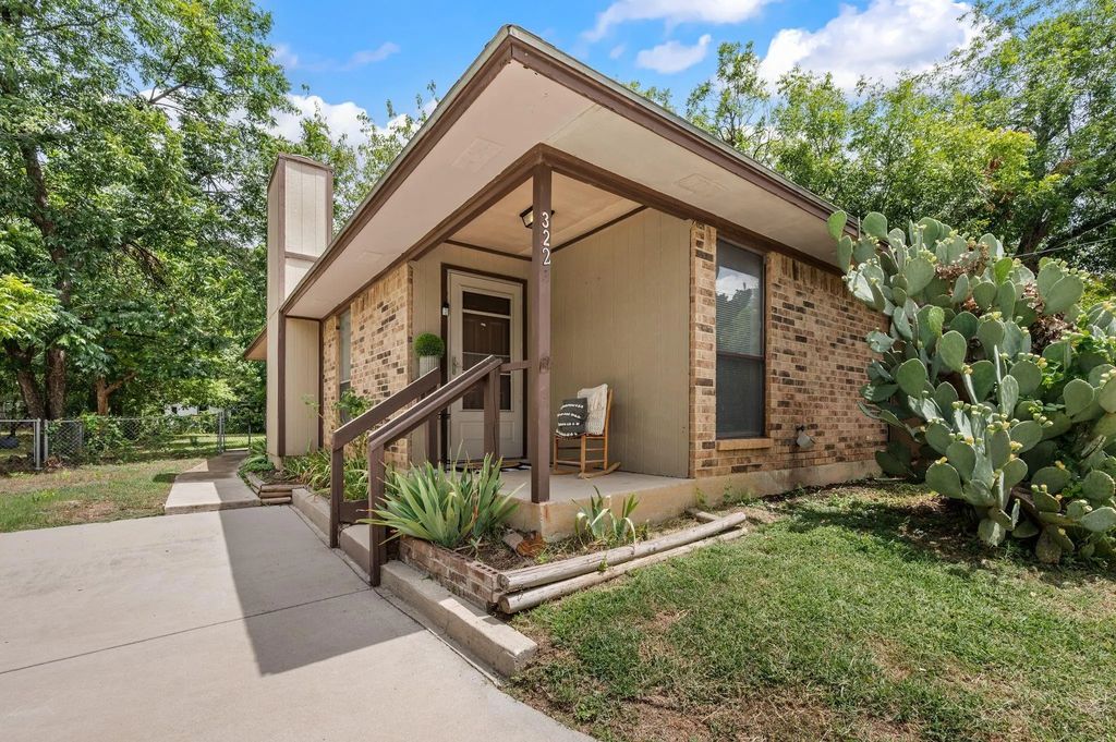 320 W Congress Street, Denton