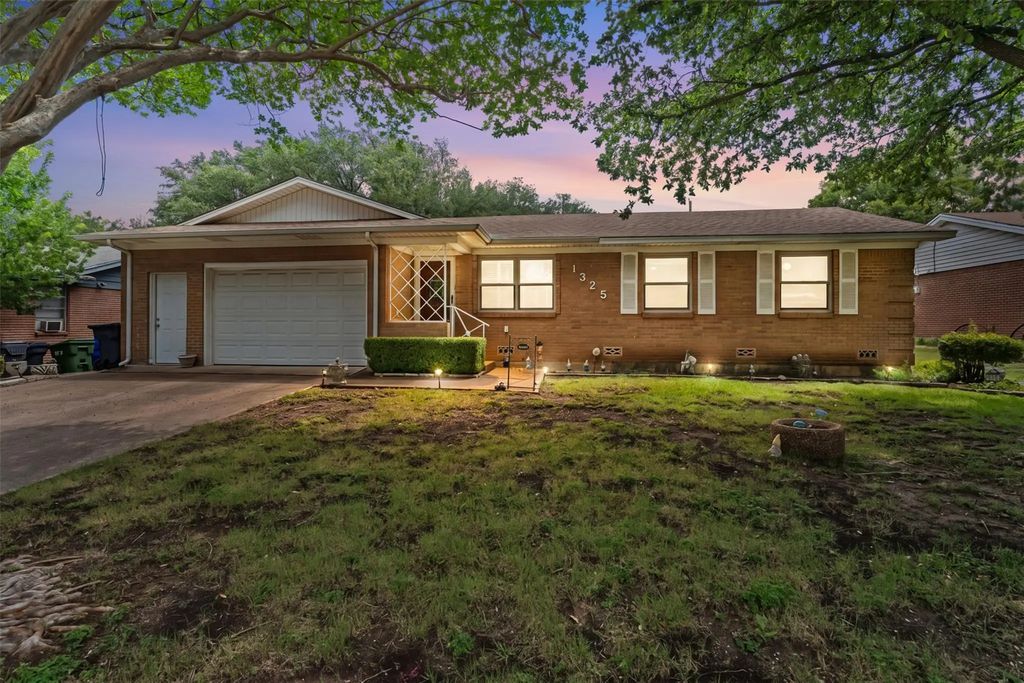 1325 Royal Oaks Drive, Waco