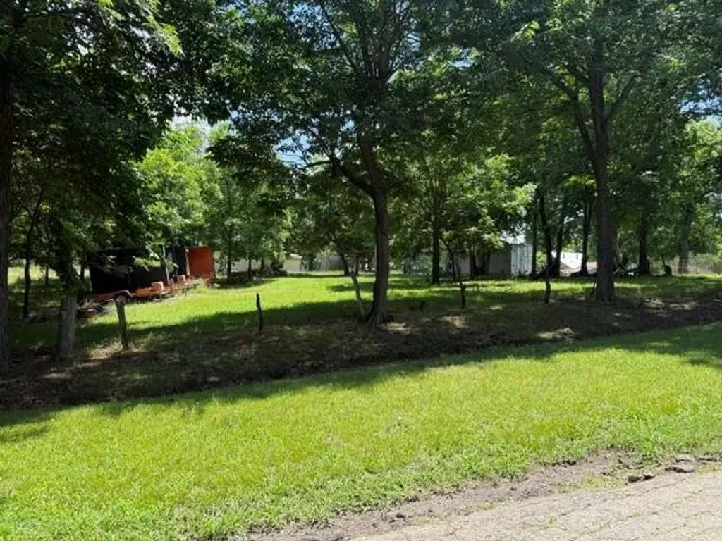 401 Paris Street, Pecan Gap