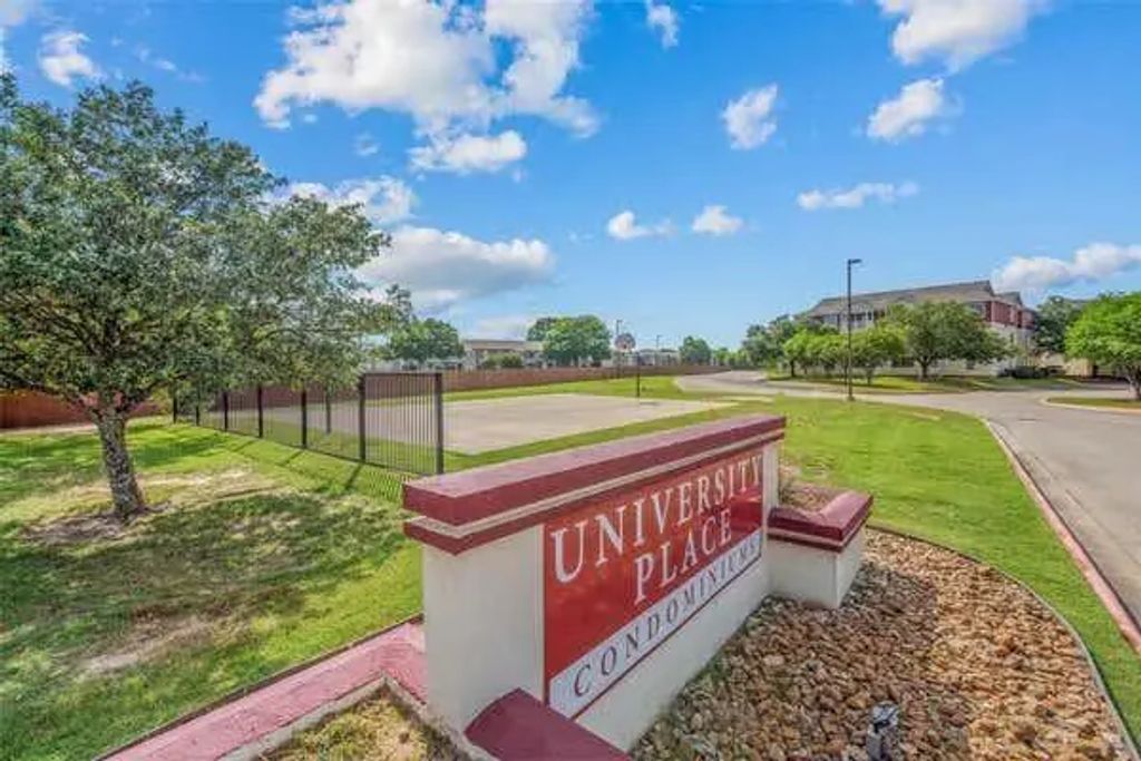 525 Southwest Parkway 104, College Station