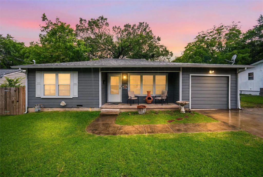 1307 N Gaines Street, Ennis