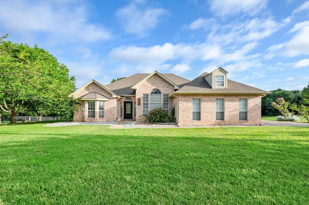 214 Knob Hill Drive, Granbury