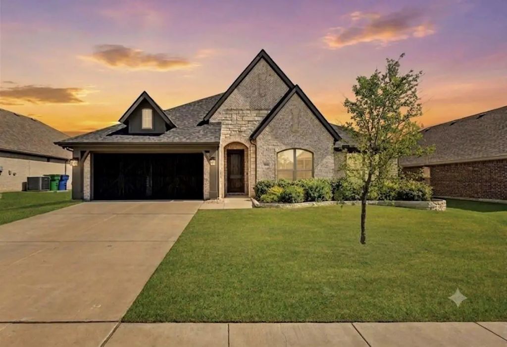 541 Harvest Grove Drive, Waxahachie