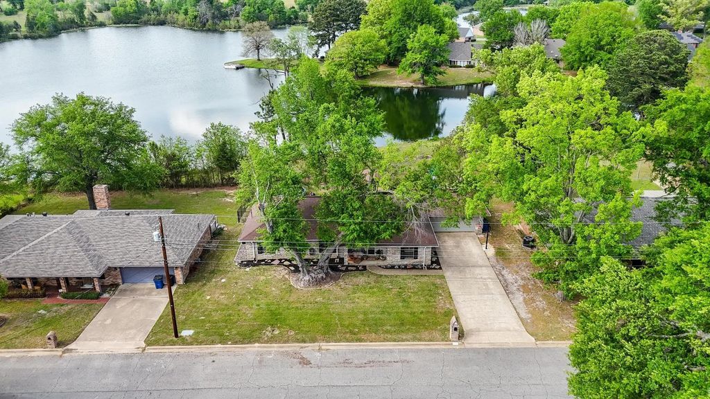 210 Pat Drive, Mineola