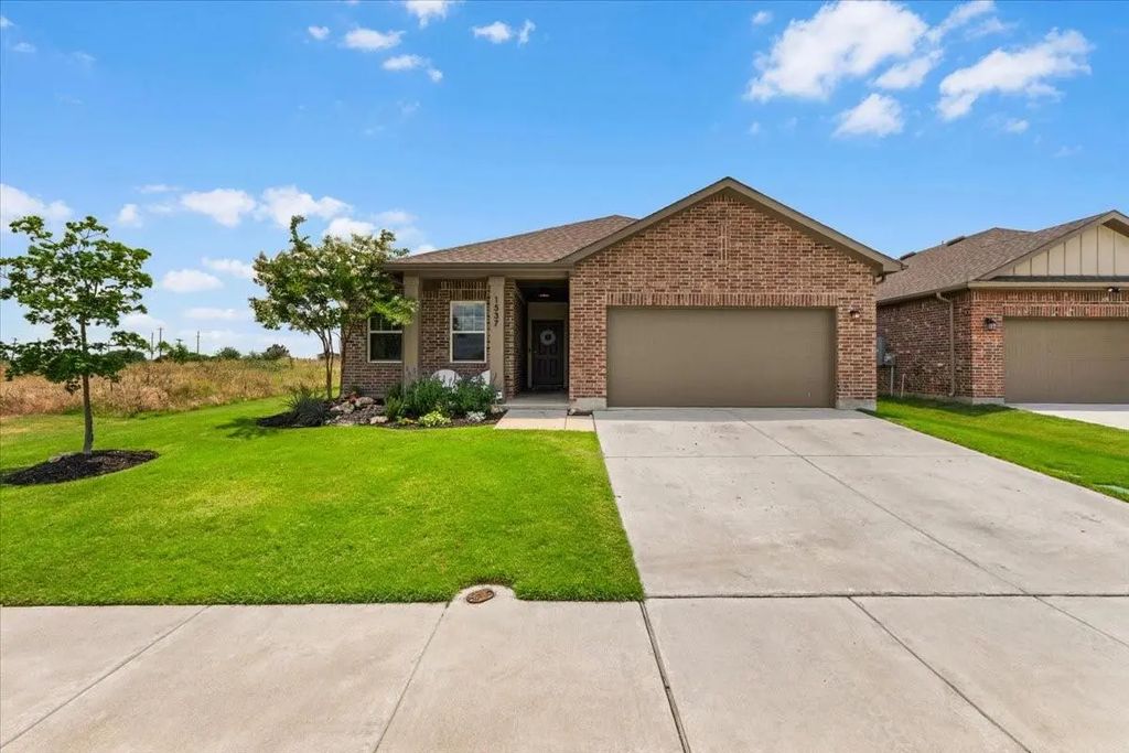 1537 Shadow Hawk Drive, Fort Worth