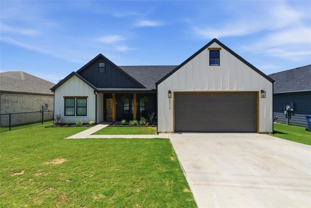 2312 Neches Street, Granbury