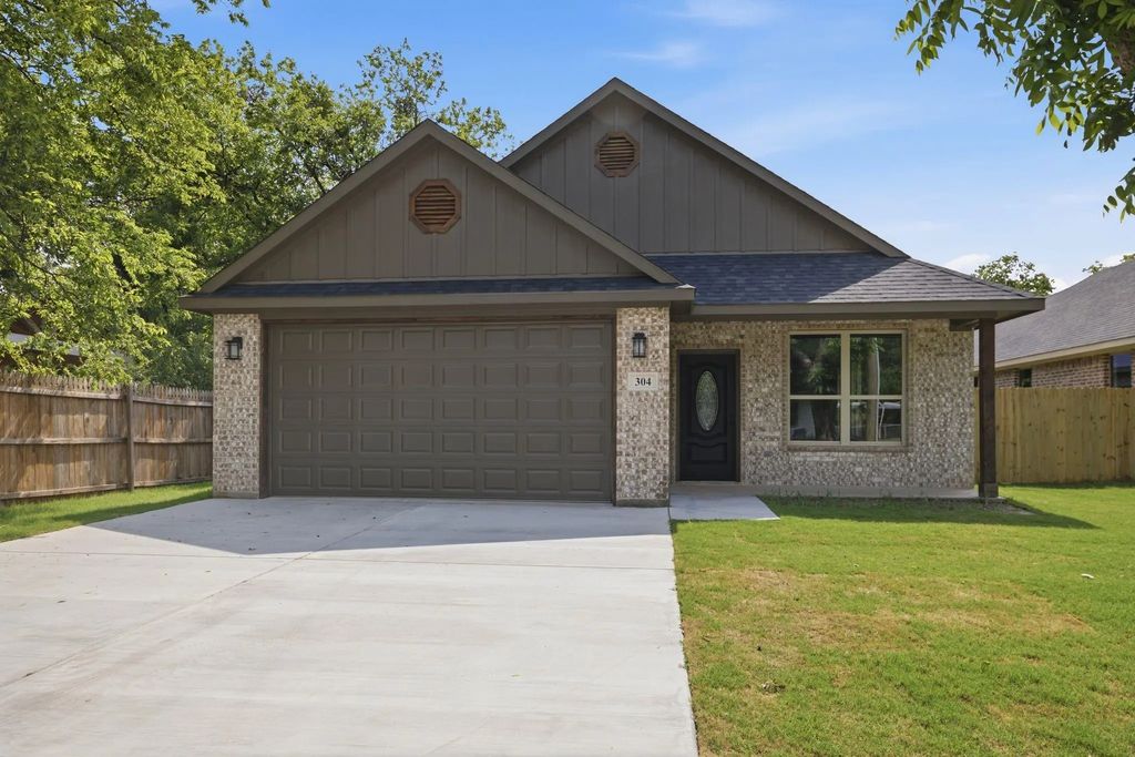 304 Evans Street, Cleburne