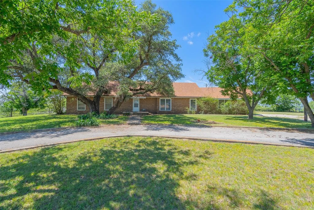 908 W Barnes Avenue, Comanche