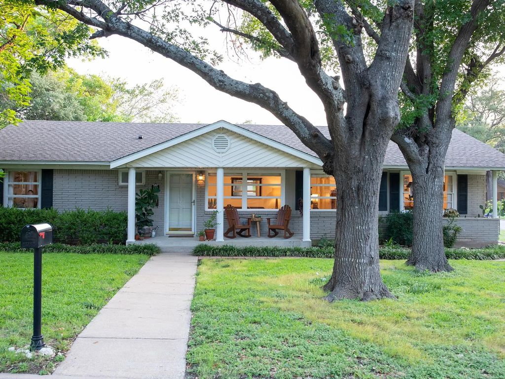 2324 Lake Air Drive, Waco