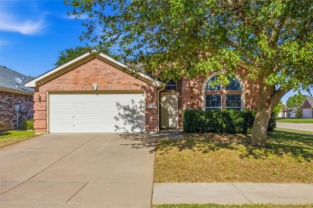 8377 Edgepoint Trail, Fort Worth