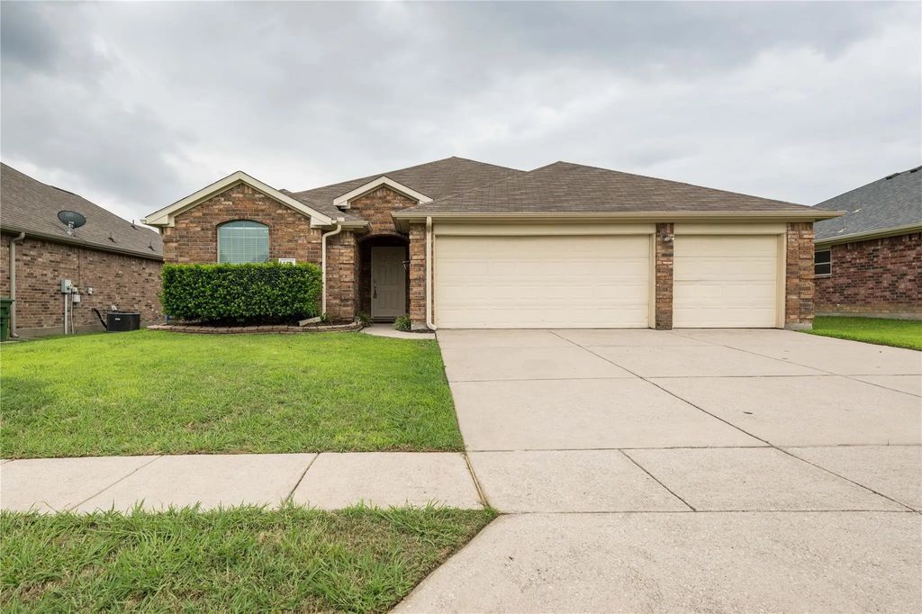 329 Valley Drive, Aubrey