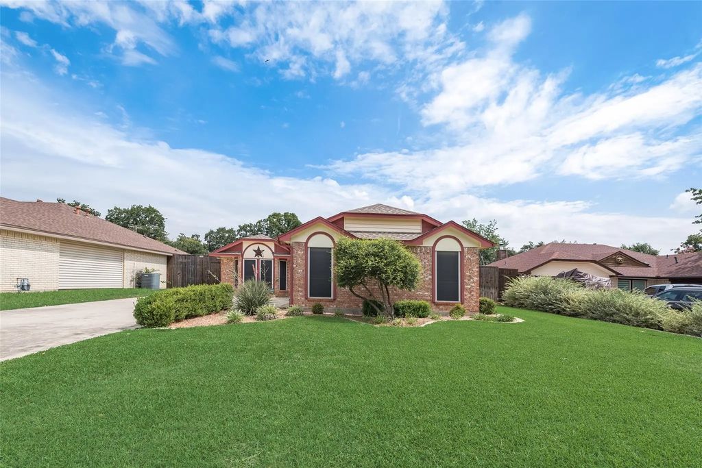 302 Manana Drive, Grand Prairie